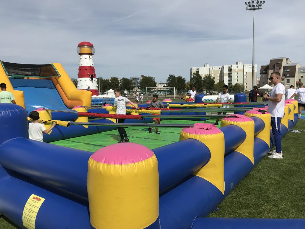Photographie de l'animation gonflable : le BabyFoot géant