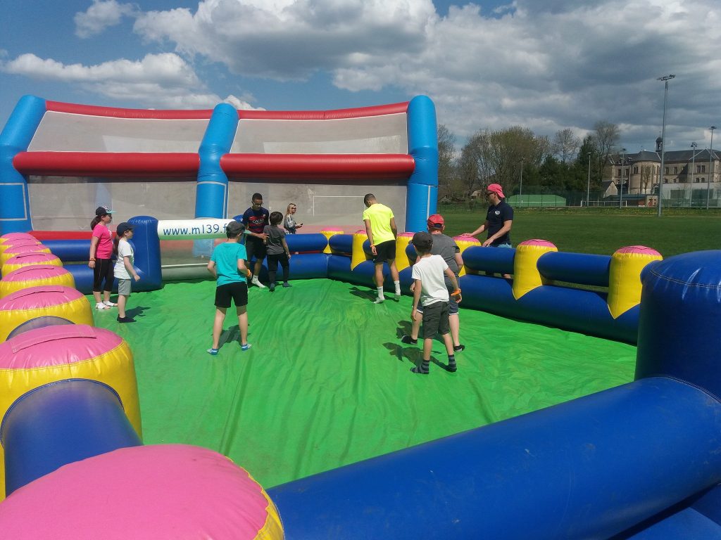 Photographie des enfants participants à la caravane du sport dans une structure gonflable